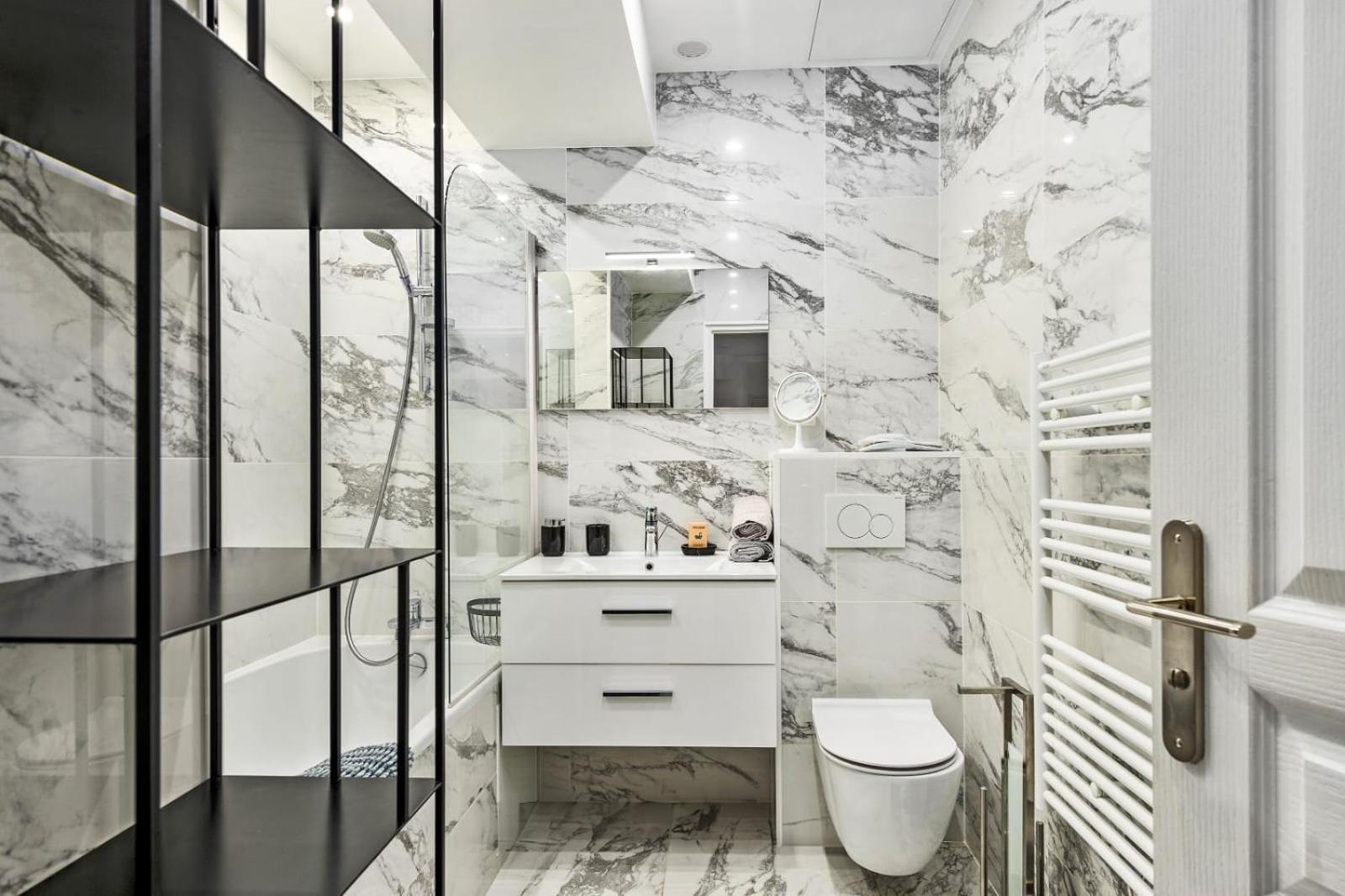 Gold Queen Apartment *