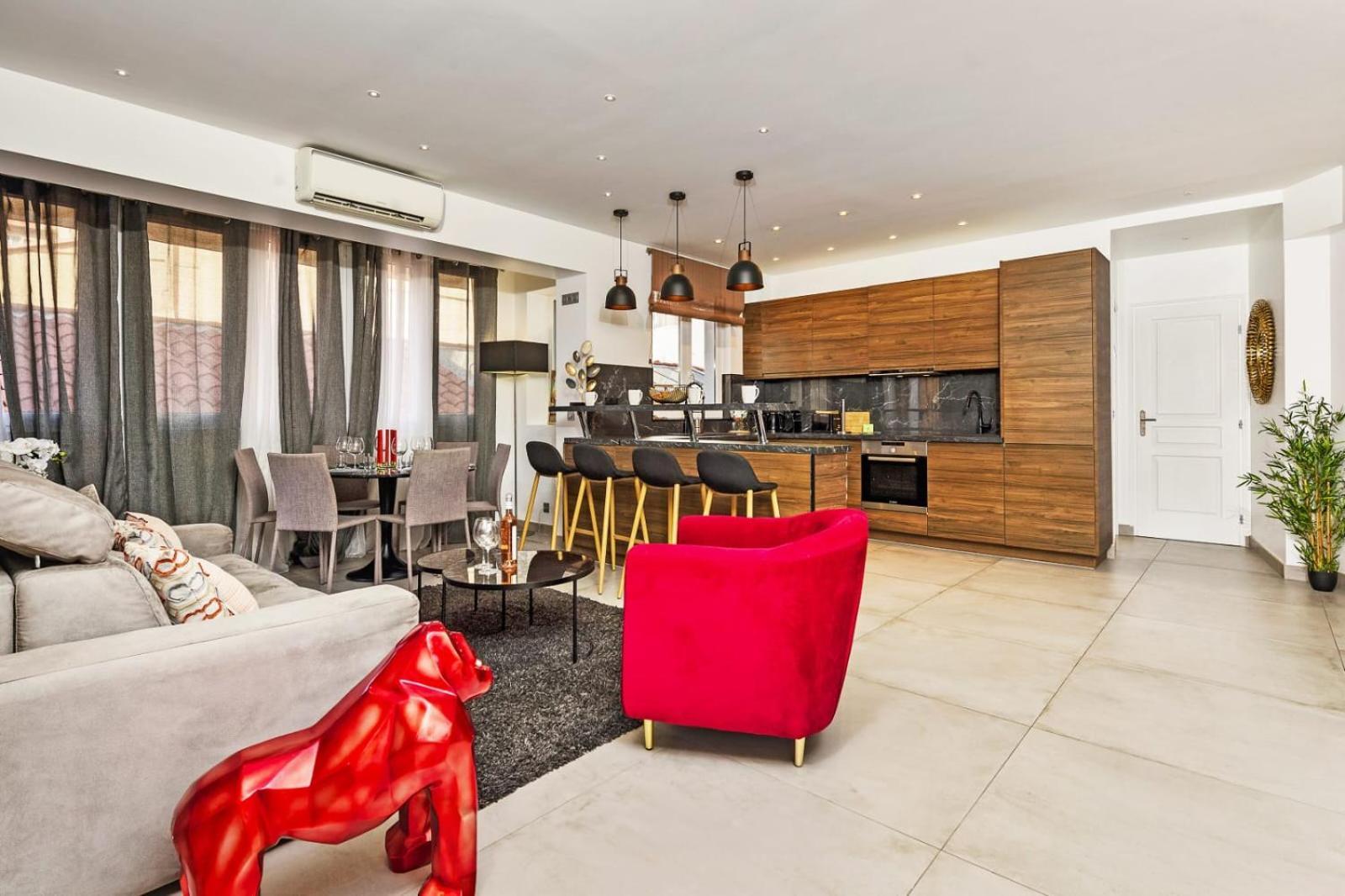 Gold Queen Apartment *