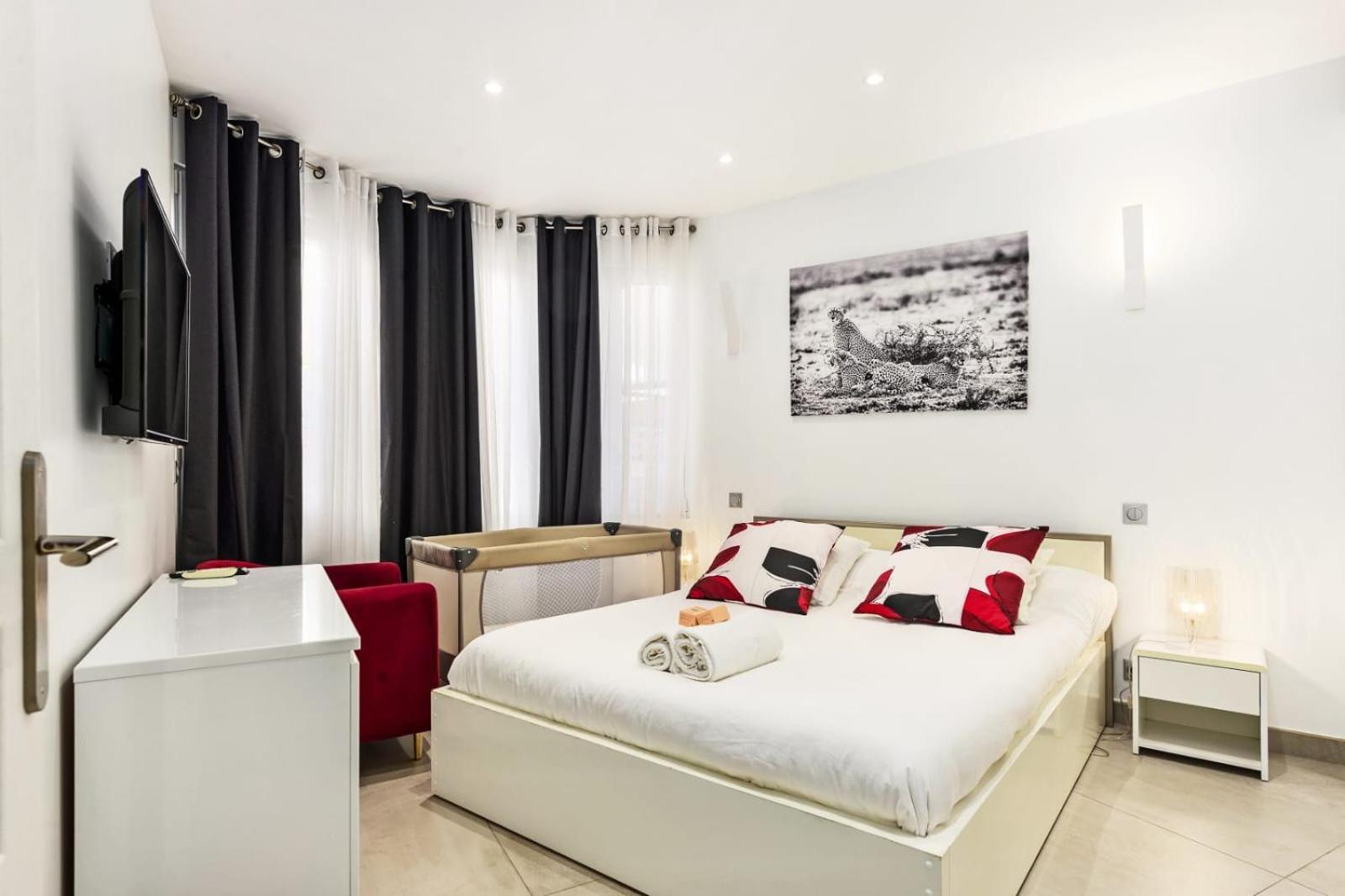 Gold Queen Apartment