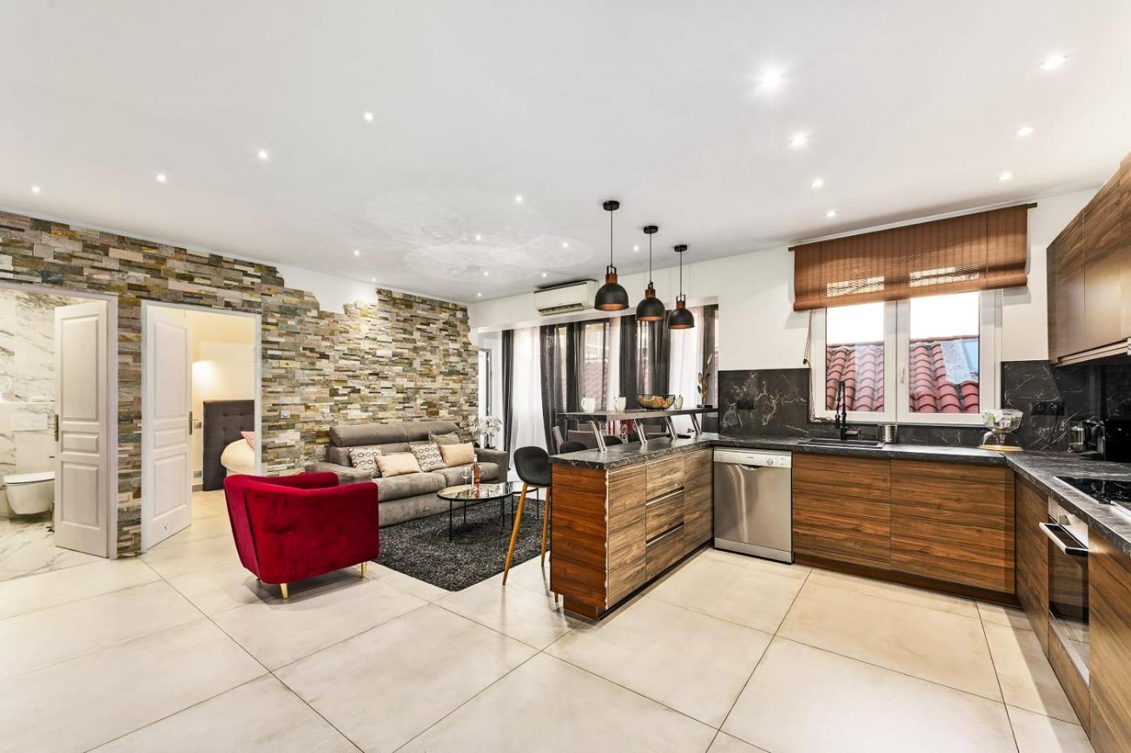 Gold Queen Apartment *