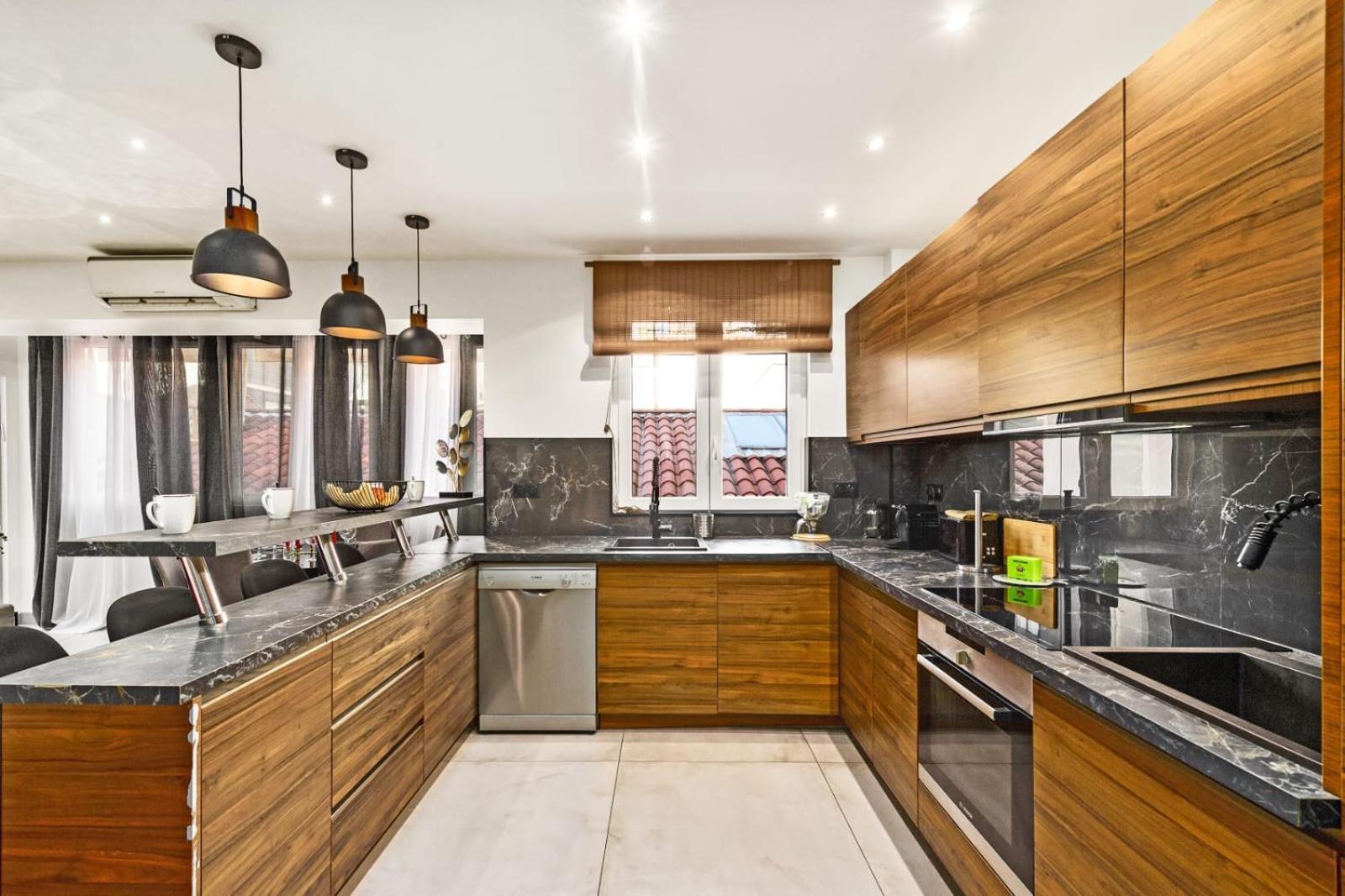 Gold Queen Apartment
